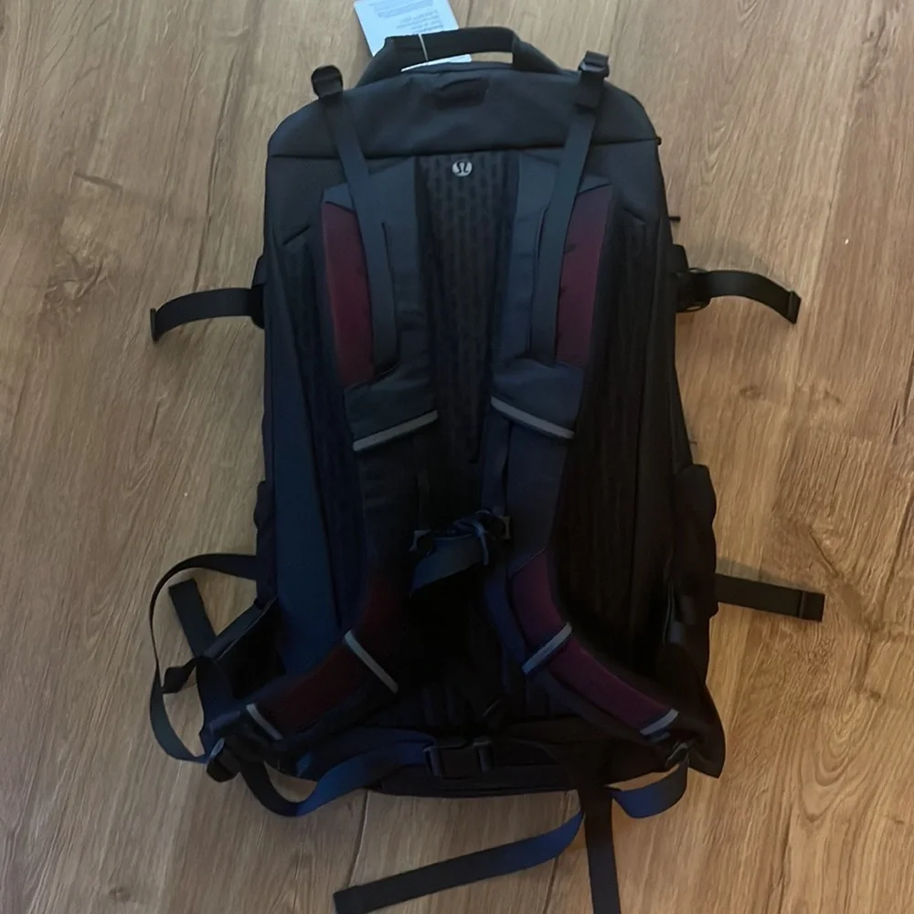 Lululemon LiftOS Hiking Backpack Black - Picture 2 of 3
